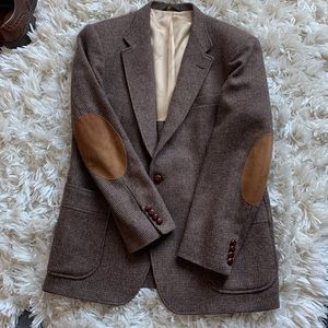 Wool vintage sport coat w/patches ..excellent cond size 42